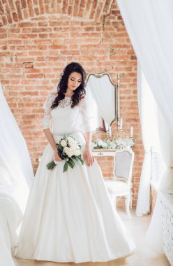  Genç gelin beyaz gelinlik