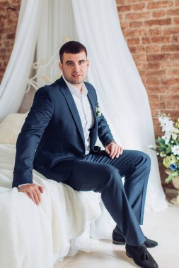 Mutlu damat odaya poz