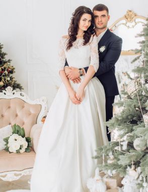 Gelin ve damat Noel ağacı yakınındaki