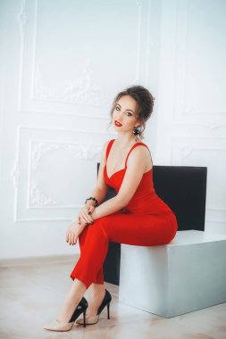 Kırmızı elbiseli güzel bir kadın.