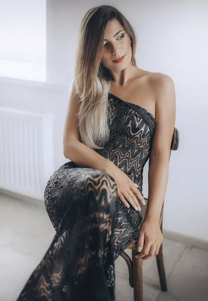 Vacker ung kvinna i klänning — Stockfoto
