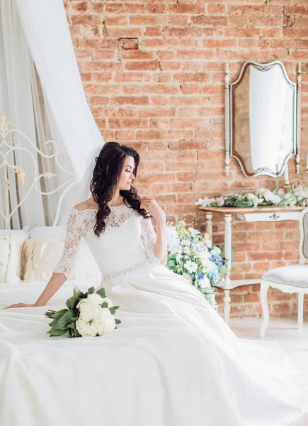 Jovem noiva em vestido de noiva branco — Fotografia de Stock