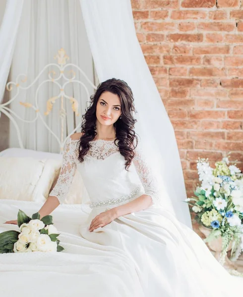 Молода наречена в білій весільній сукні — стокове фото