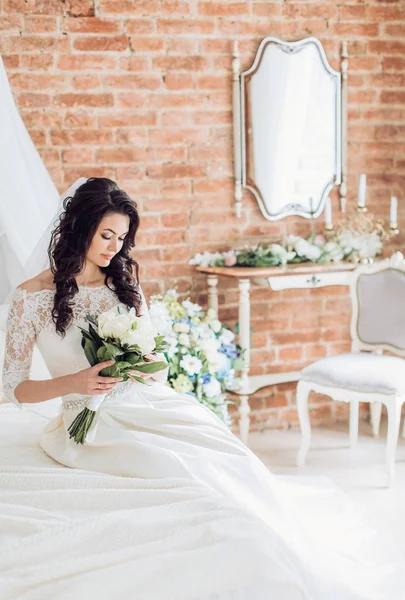 Unga bruden i vit brudklänning — Stockfoto