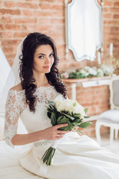 Fiatal menyasszony fehér esküvői ruha — Stock Fotó