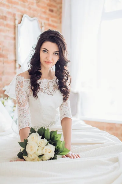 Jeune mariée en robe de mariée blanche — Photo