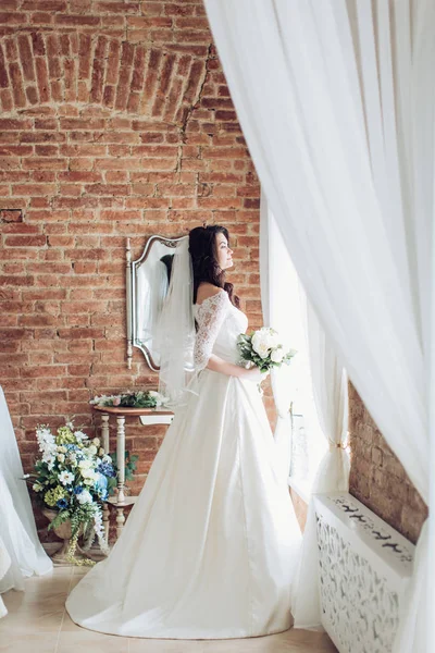 Junge Braut im weißen Brautkleid — Stockfoto