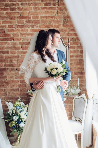 美しい、若い花嫁と花婿 — ストック写真