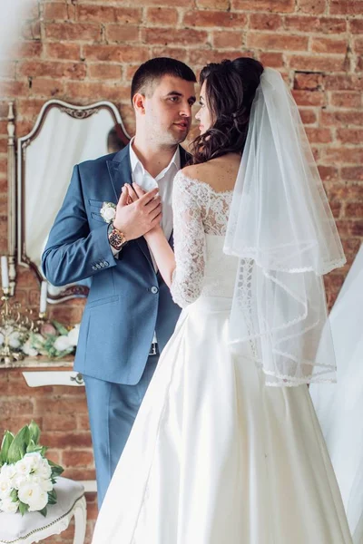 Beautiful and young bride and groom — Stock Photo, Image