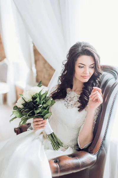 Giovane sposa in abito da sposa bianco — Foto Stock