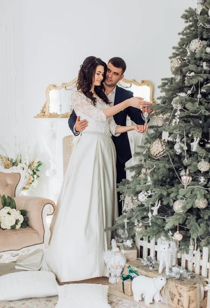 Braut und Bräutigam am Weihnachtsbaum — Stockfoto