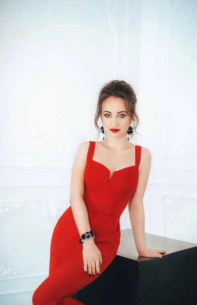 Hermosa mujer joven en vestido rojo — Foto de Stock