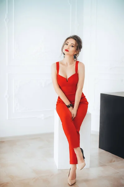 Hermosa mujer joven en vestido rojo — Foto de Stock