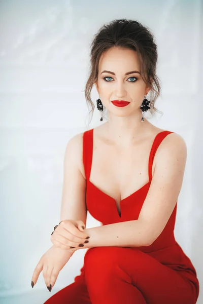 Bella giovane donna in abito rosso — Foto Stock