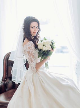  Genç gelin beyaz gelinlik