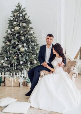 Gelin ve damat Noel ağacı yakınındaki