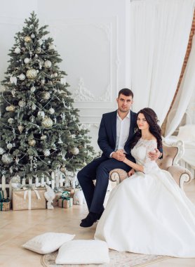 Gelin ve damat Noel ağacı yakınındaki