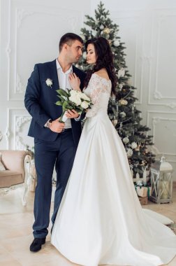 Gelin ve damat Noel ağacı yakınındaki