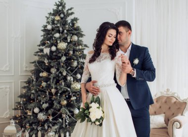 Gelin ve damat Noel ağacı yakınındaki