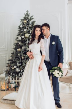Gelin ve damat Noel ağacı yakınındaki
