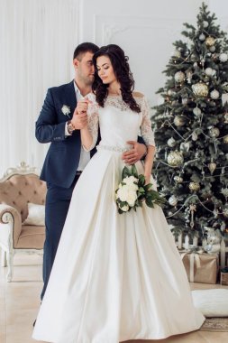 Gelin ve damat Noel ağacı yakınındaki