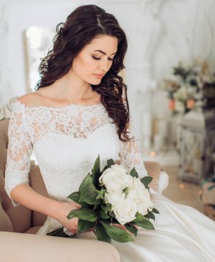  Genç gelin beyaz gelinlik