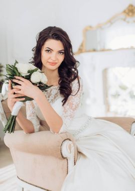  Genç gelin beyaz gelinlik