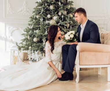 Gelin ve damat Noel ağacı yakınındaki