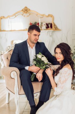 Gelin ve damat Noel ağacı yakınındaki