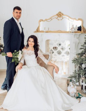 Gelin ve damat Noel ağacı yakınındaki