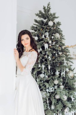 Noel ağacının yanında genç bir kadın