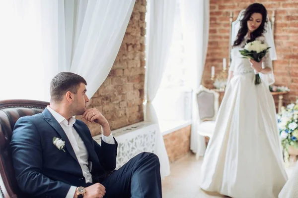 Beautiful and young bride and groom — Stock Photo, Image