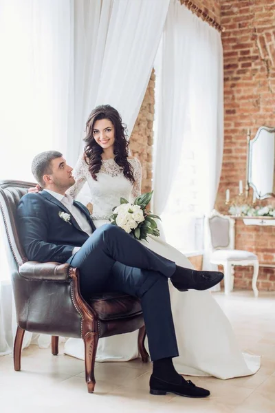 Beautiful and young bride and groom — Stock Photo, Image