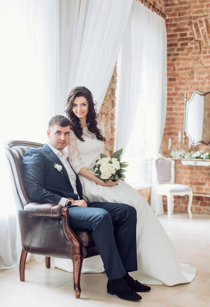 Beautiful and young bride and groom — Stock Photo, Image