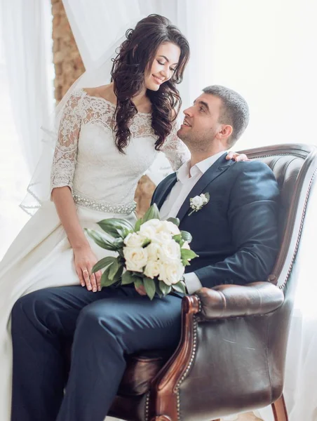 Bella e giovane sposa e sposo — Foto Stock
