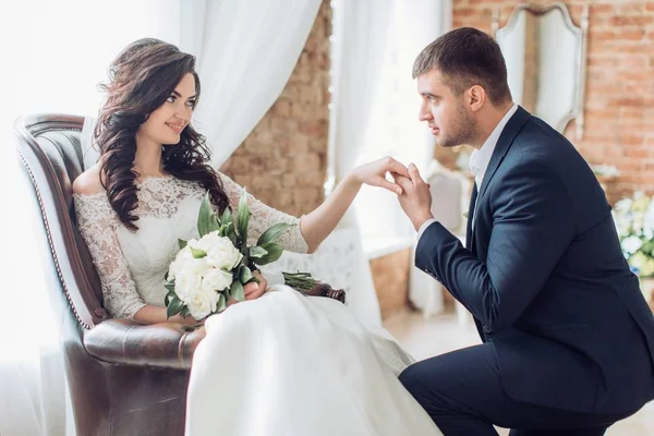 Bella e giovane sposa e sposo — Foto Stock