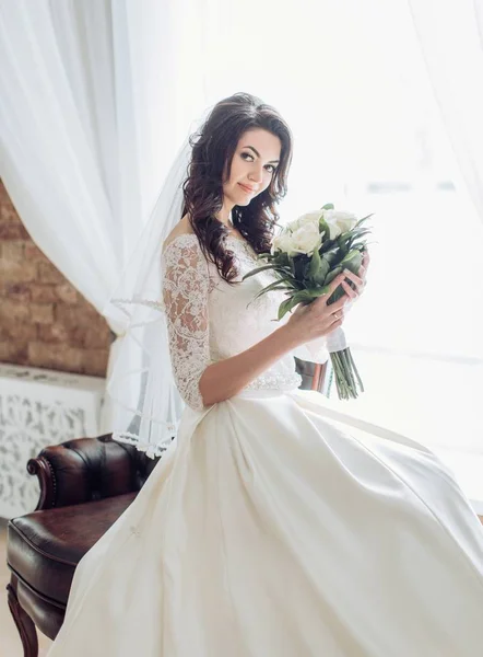 Giovane sposa in abito da sposa bianco — Foto Stock