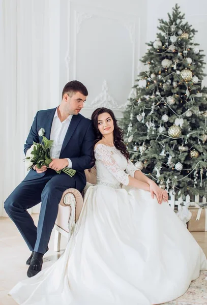 Noiva e noivo perto da árvore de Natal — Fotografia de Stock
