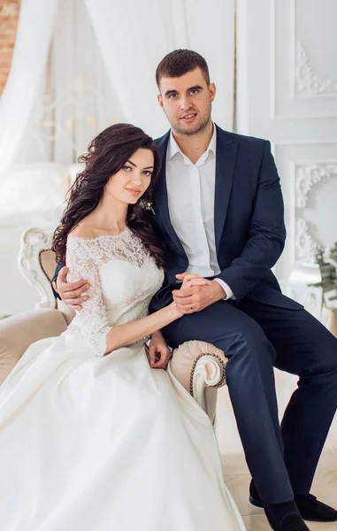 Mooie en jonge bruid en bruidegom — Stockfoto