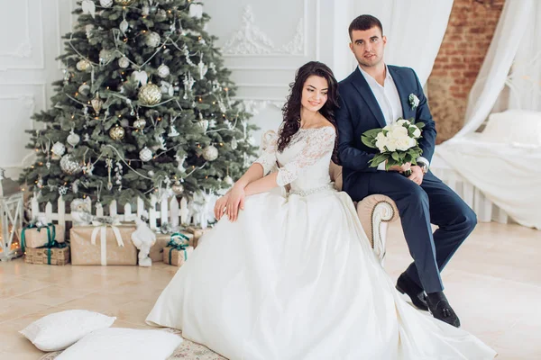 Νύφη και γαμπρός κοντά στο χριστουγεννιάτικο δέντρο — Φωτογραφία Αρχείου