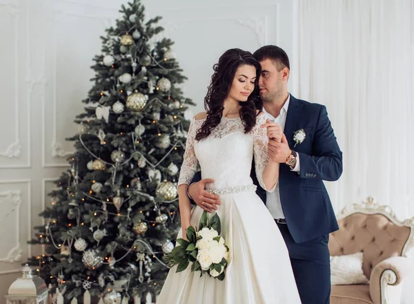 Novia y novio cerca del árbol de Navidad — Foto de Stock