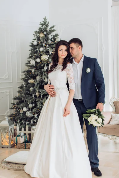 Novia y novio cerca del árbol de Navidad — Foto de Stock