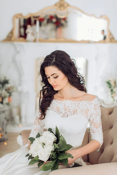 Junge Braut im weißen Brautkleid — Stockfoto