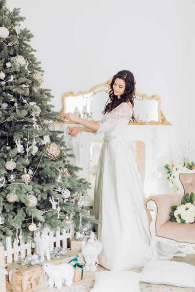 Giovane donna vicino all'albero di Natale — Foto Stock