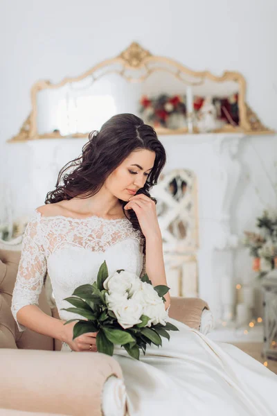 Jeune mariée en robe de mariée blanche — Photo