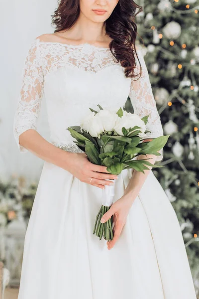 하얀 웨딩 드레스를 입고 젊은 신부 — 스톡 사진
