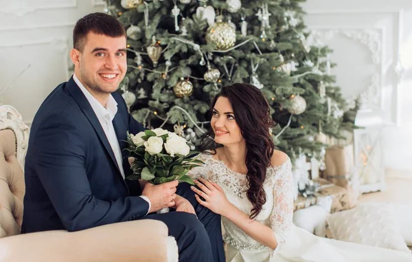 Novia y novio cerca del árbol de Navidad — Foto de Stock