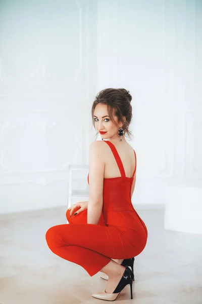 Όμορφη νεαρή γυναίκα με κόκκινο φόρεμα — Φωτογραφία Αρχείου