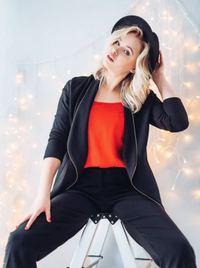 Güzel sarışın kadın.