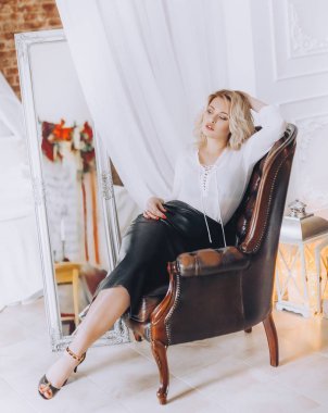 Güzel sarışın kadın.